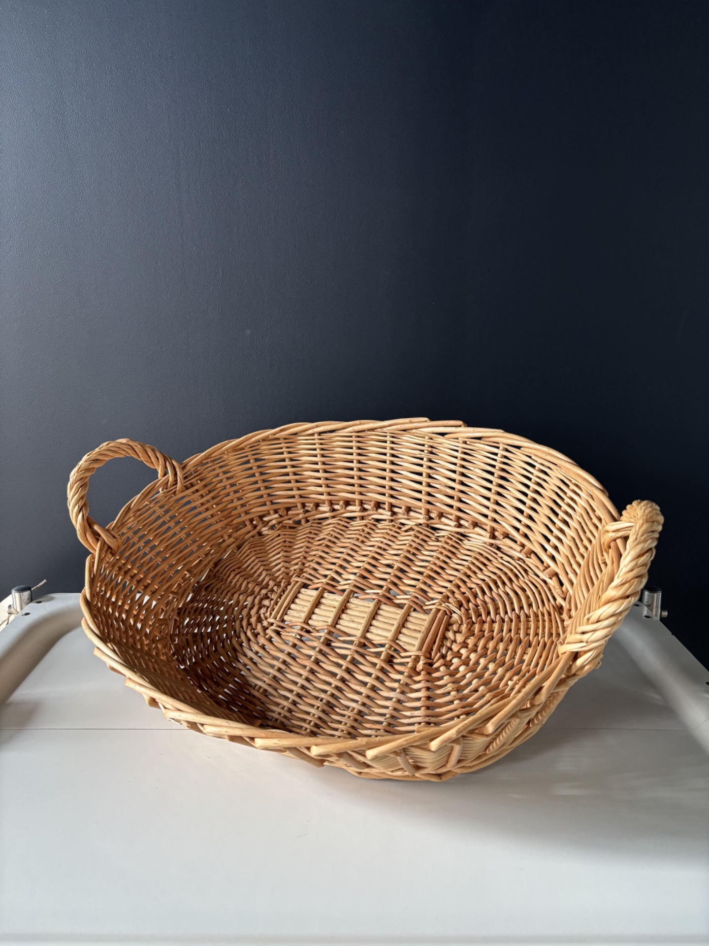 Panier oval vintage en osier tressé naturel, avec anses.