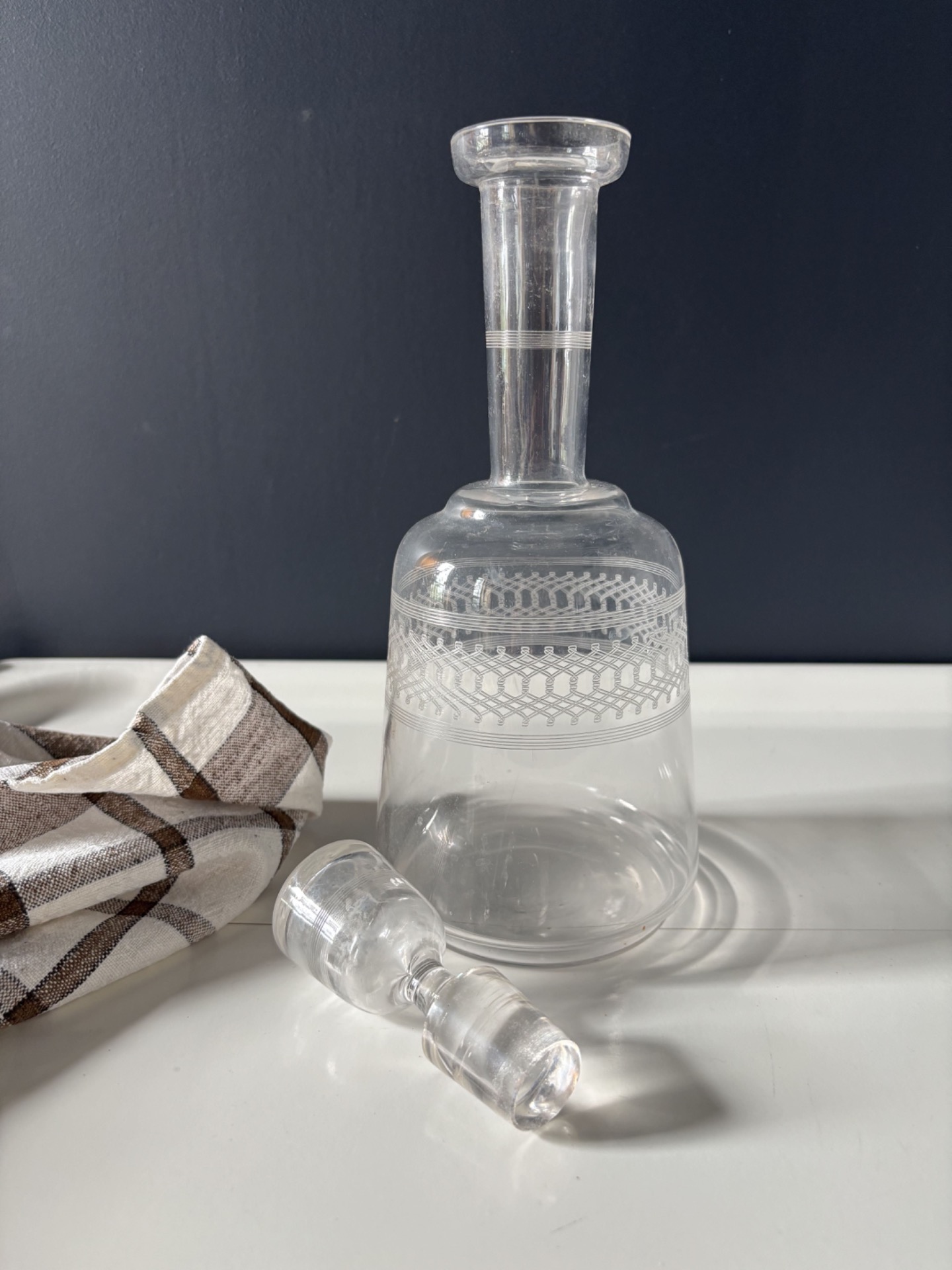 Carafe ancienne en verre transparent gravé avec bouchon assorti