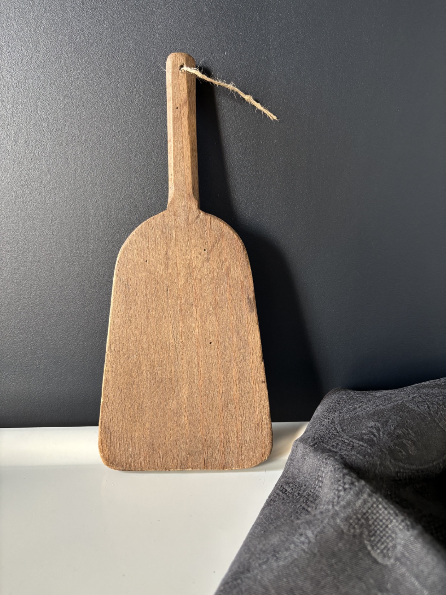 Planche à découper vintage en bois clair avec ficelle en jute