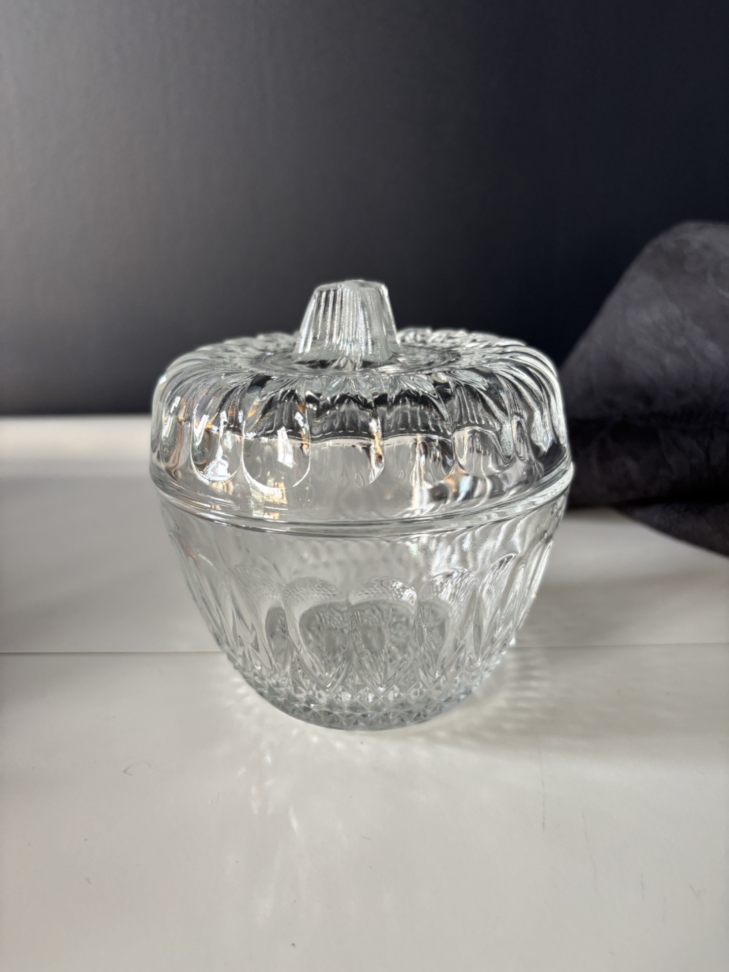 Bonbonnière vintage en verre pressé transparent avec couvercle
