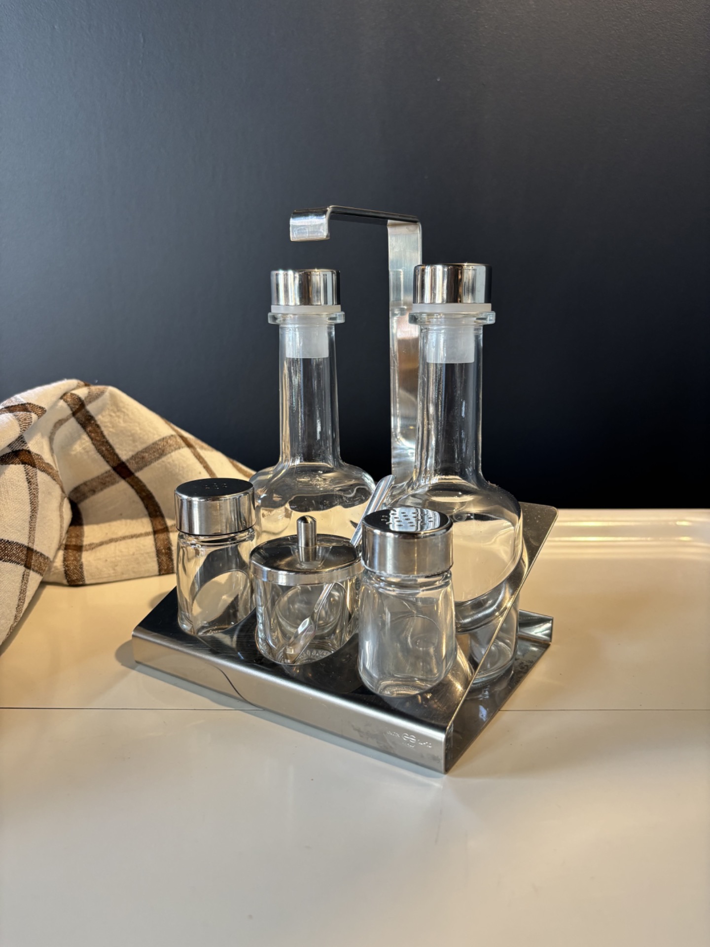 Huilier vintage en verre et métal chromé avec flacons