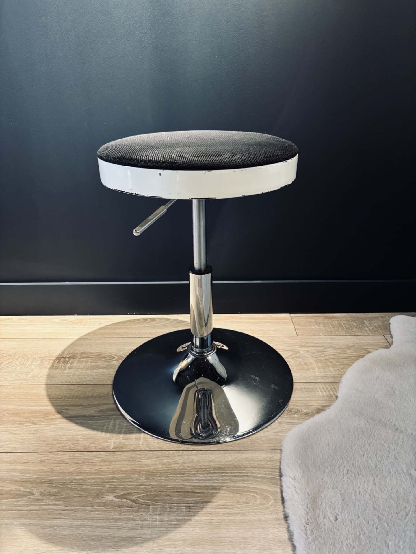 Tabouret vintage pied tulipe réglable assise noire