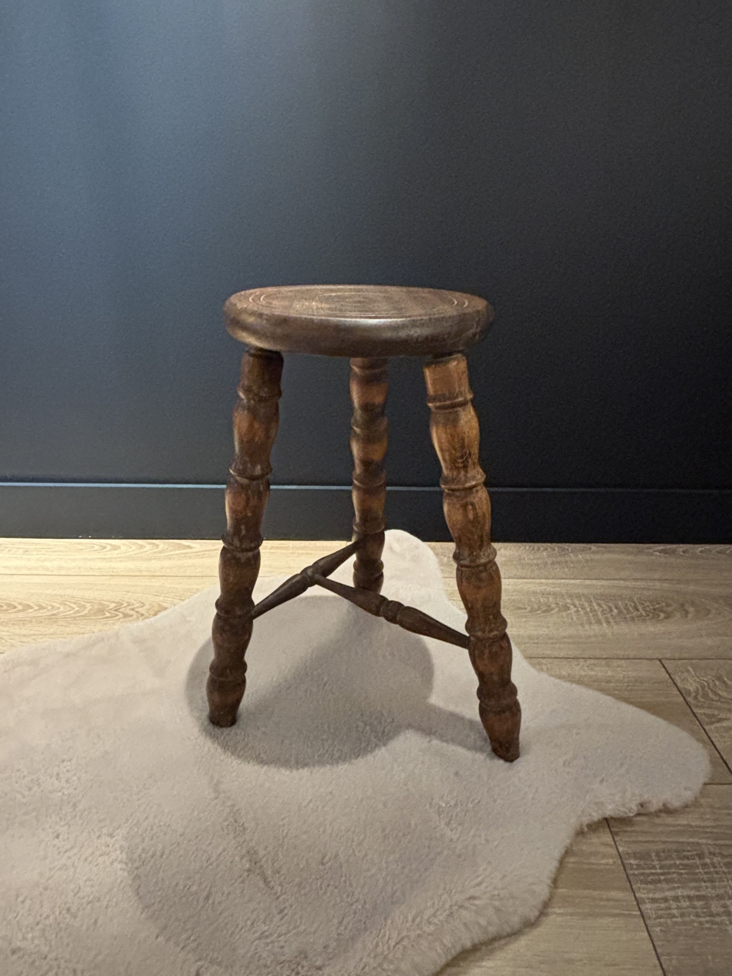 Tabouret ancien en bois tourné patiné