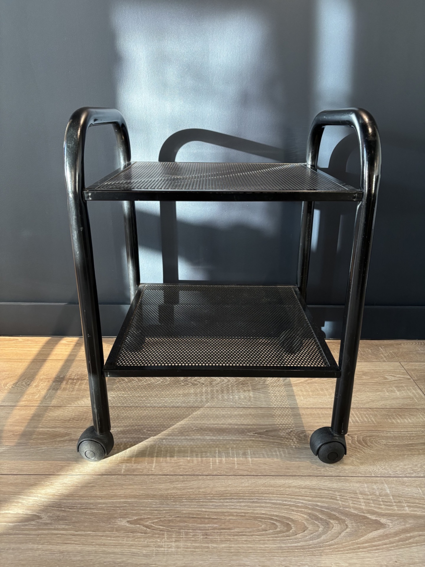 Desserte vintage en métal noir à roulettes