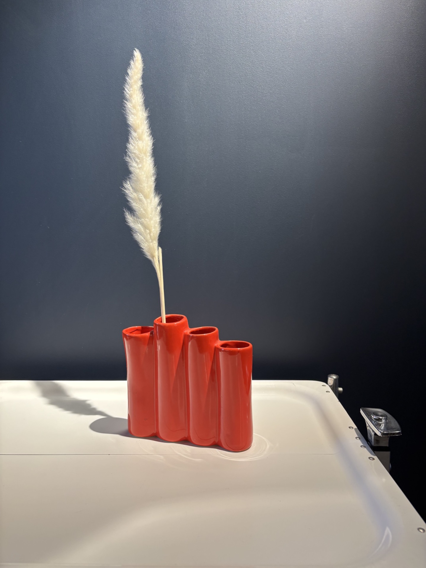 Vase vintage en céramique rouge, design graphique à cylindres