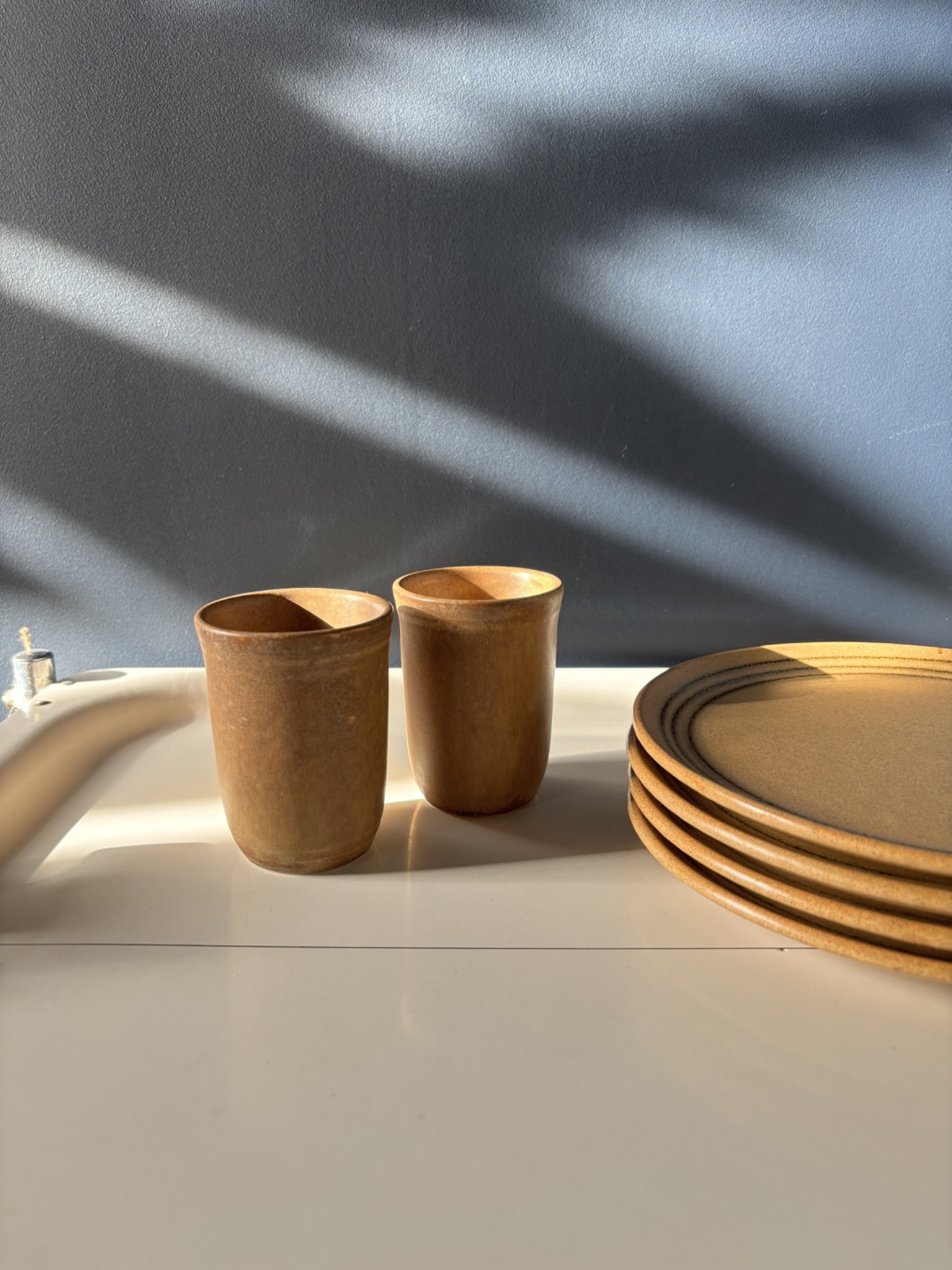 Gobelets en grès Sarreguemines, vaisselle vintage