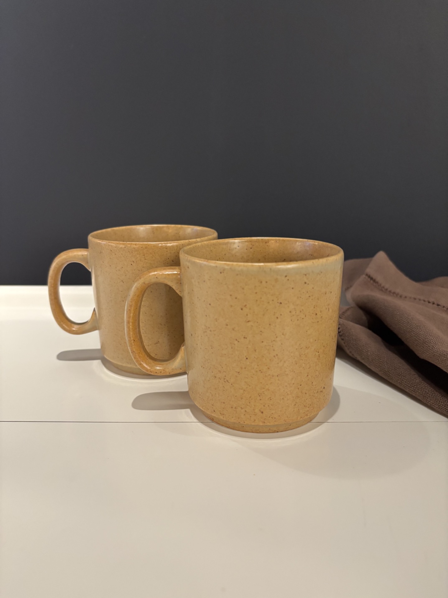 Mugs en grès moucheté, vaisselle vintage