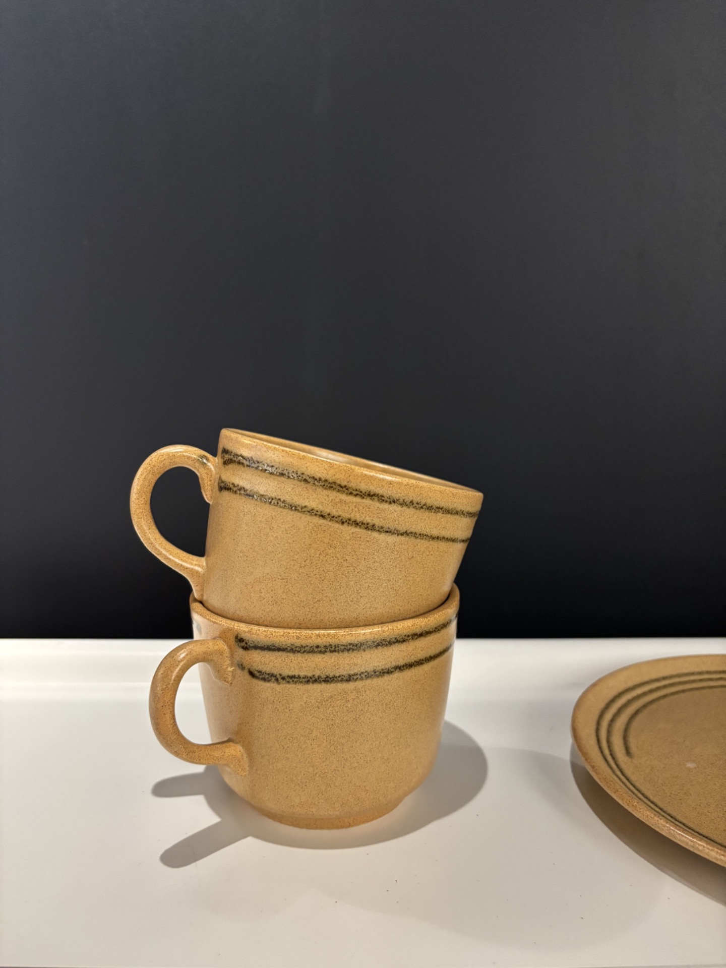 Deux grandes tasses en grès beige à liseré brun