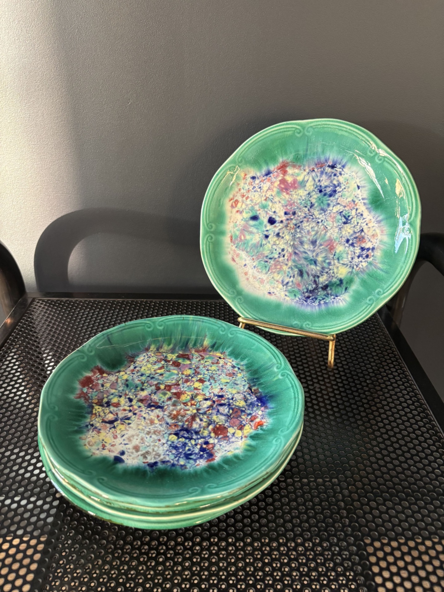 Assiettes en céramique flammée vert avec décor central moucheté multicolore
