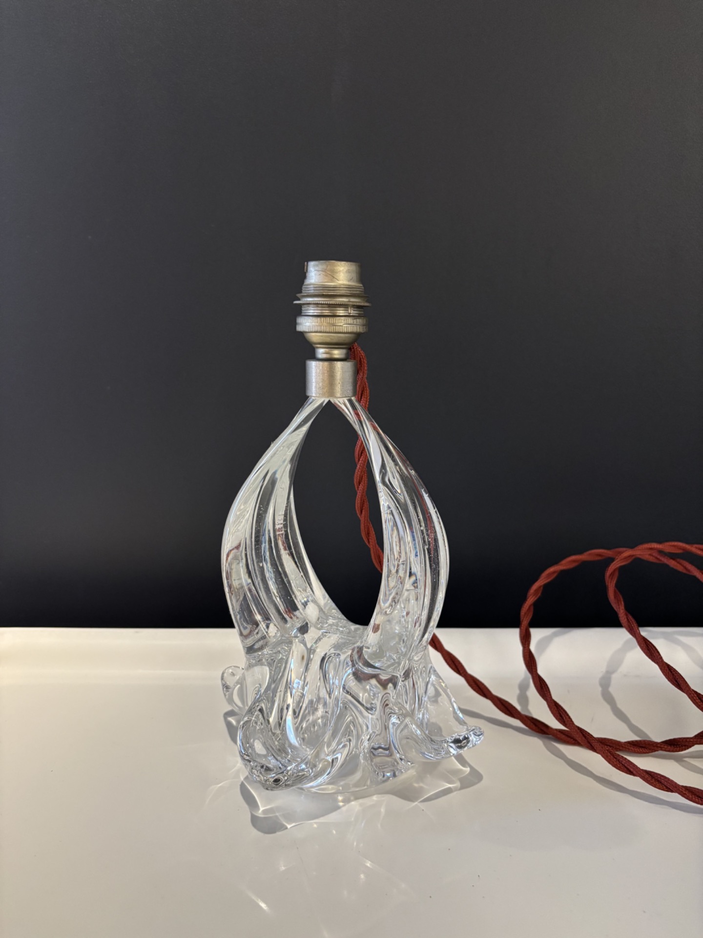 Lampe à poser vintage en cristal sculpté transparent avec électrification neuve