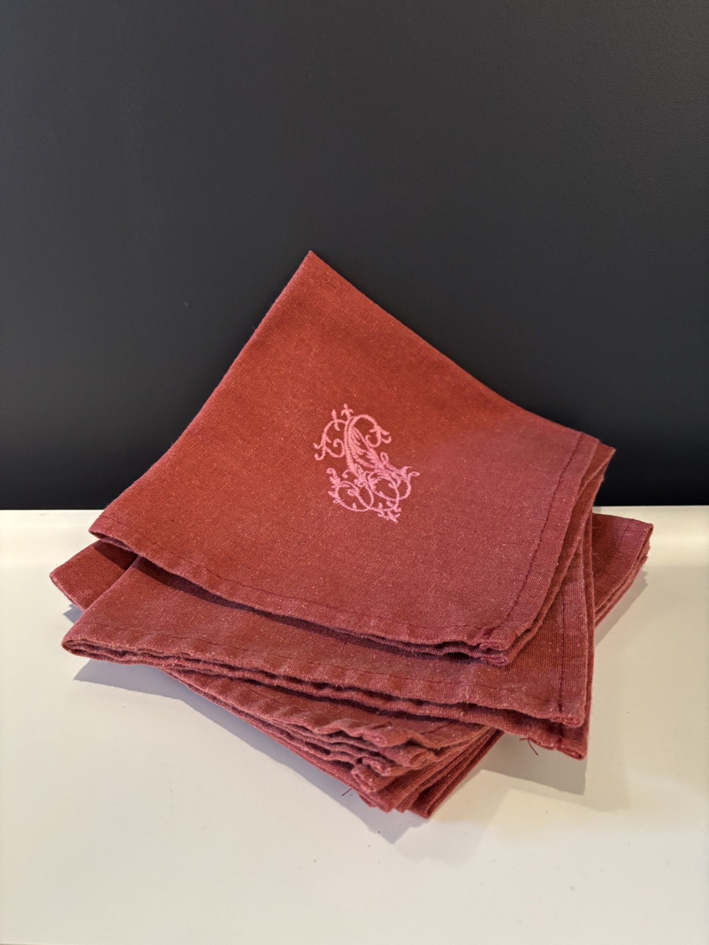 Serviettes anciennes en métis framboise avec monogramme brodé