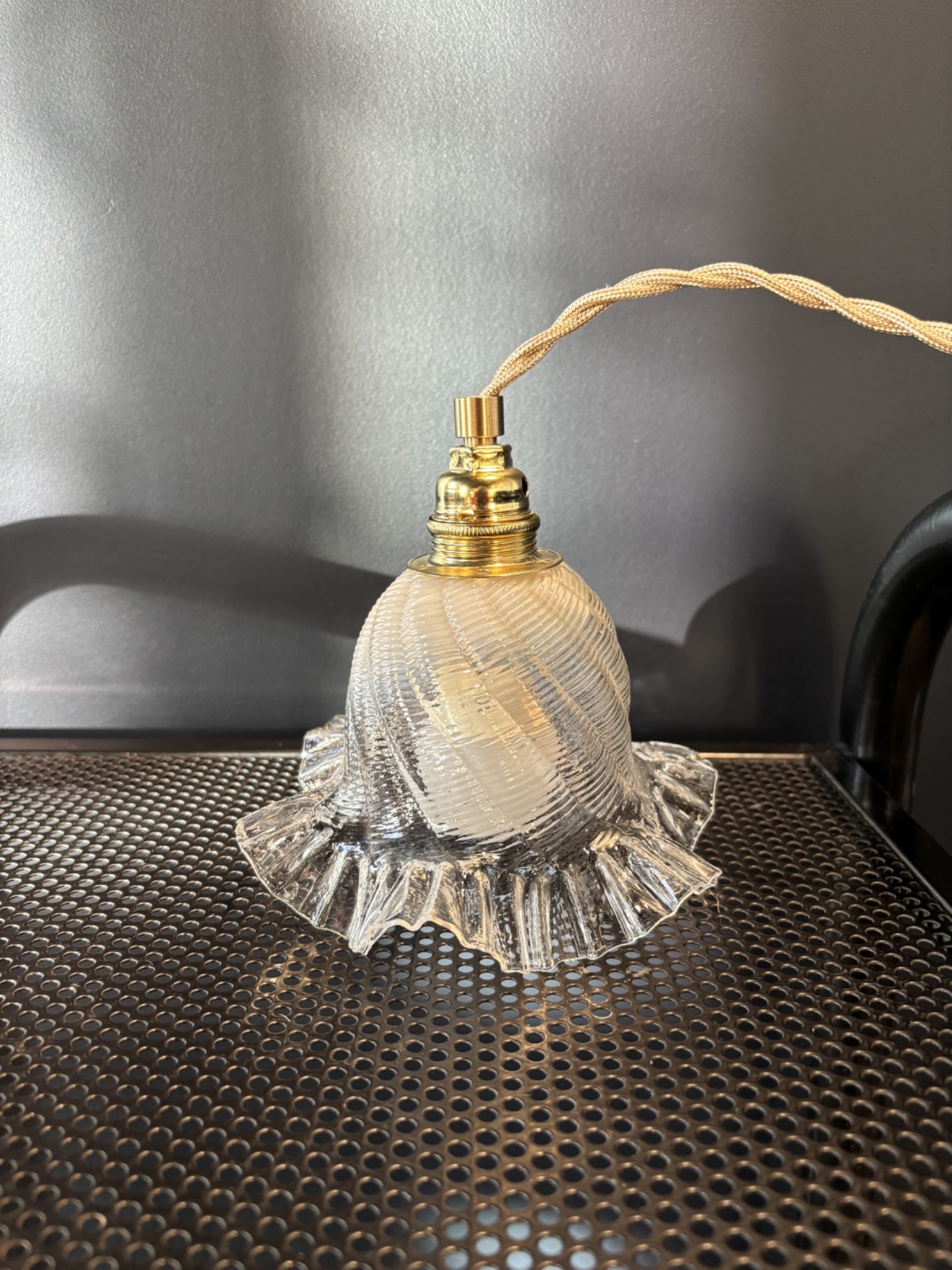 Baladeuse vintage en verre moulé transparent avec douille laiton