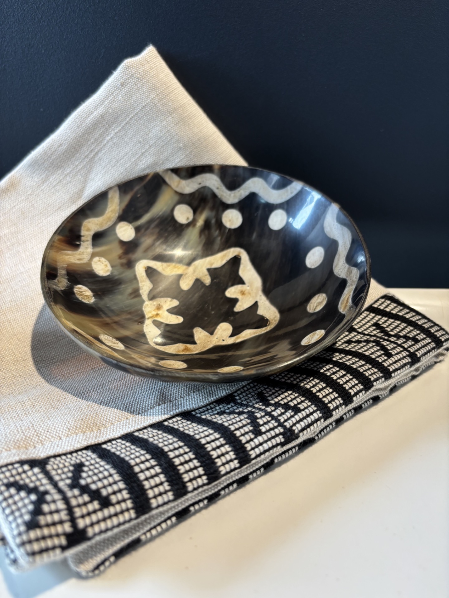 Coupelle en corne naturelle décorée à la main avec motif ivoire et nuances brunes