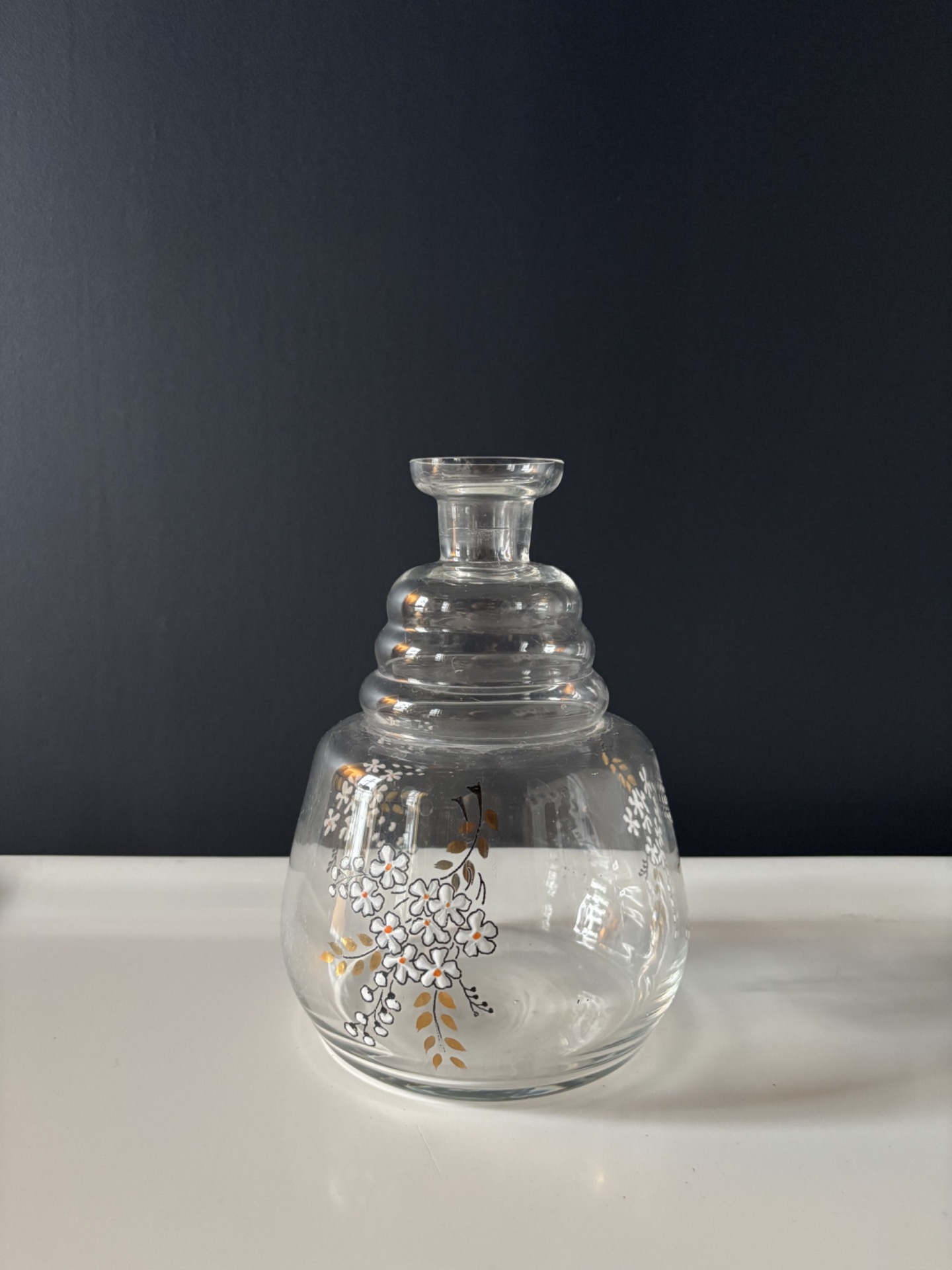 Carafe vintage en verre transparent décor floral blanc et doré années 70