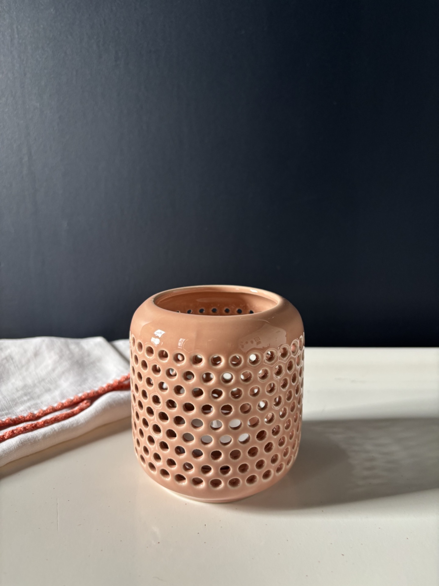 Photophore en céramique ajourée rose pour bougie chauffe-plat