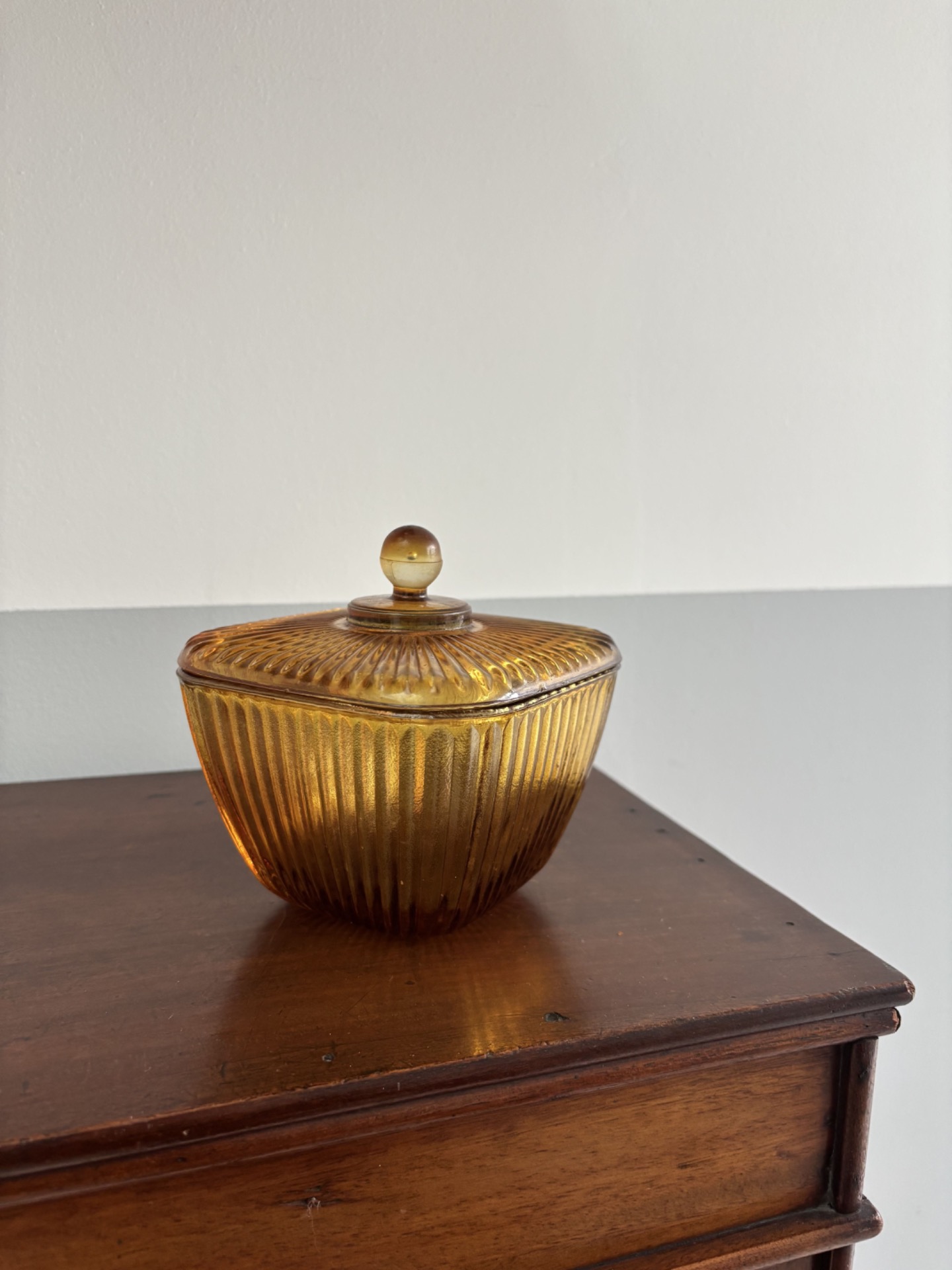 Bonbonnière vintage en verre ambré avec couvercle relief nervuré