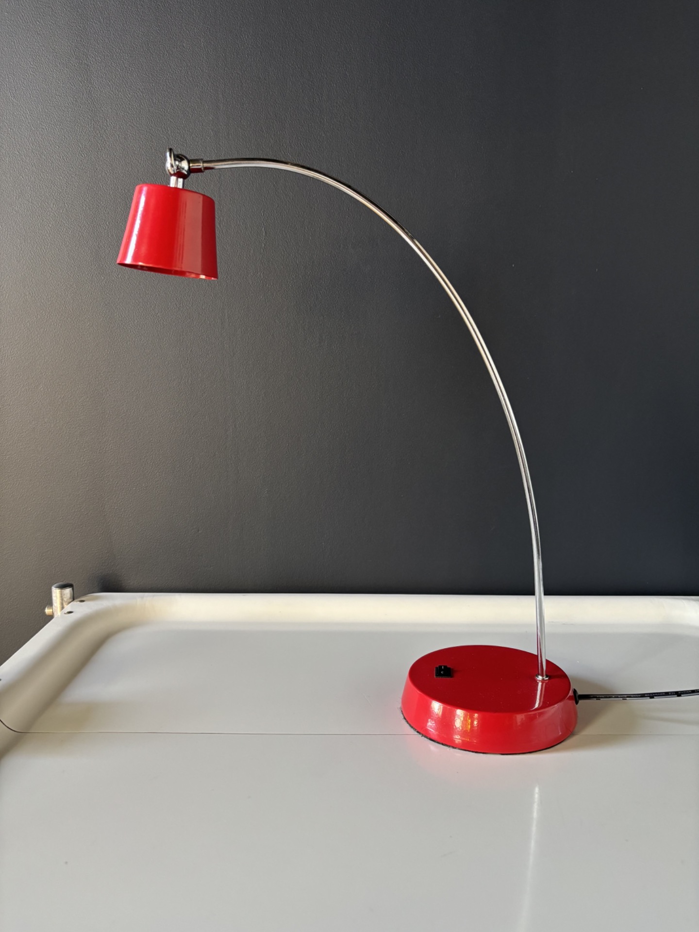 Lampe vintage rouge avec bras courbé en métal chromé style années 70