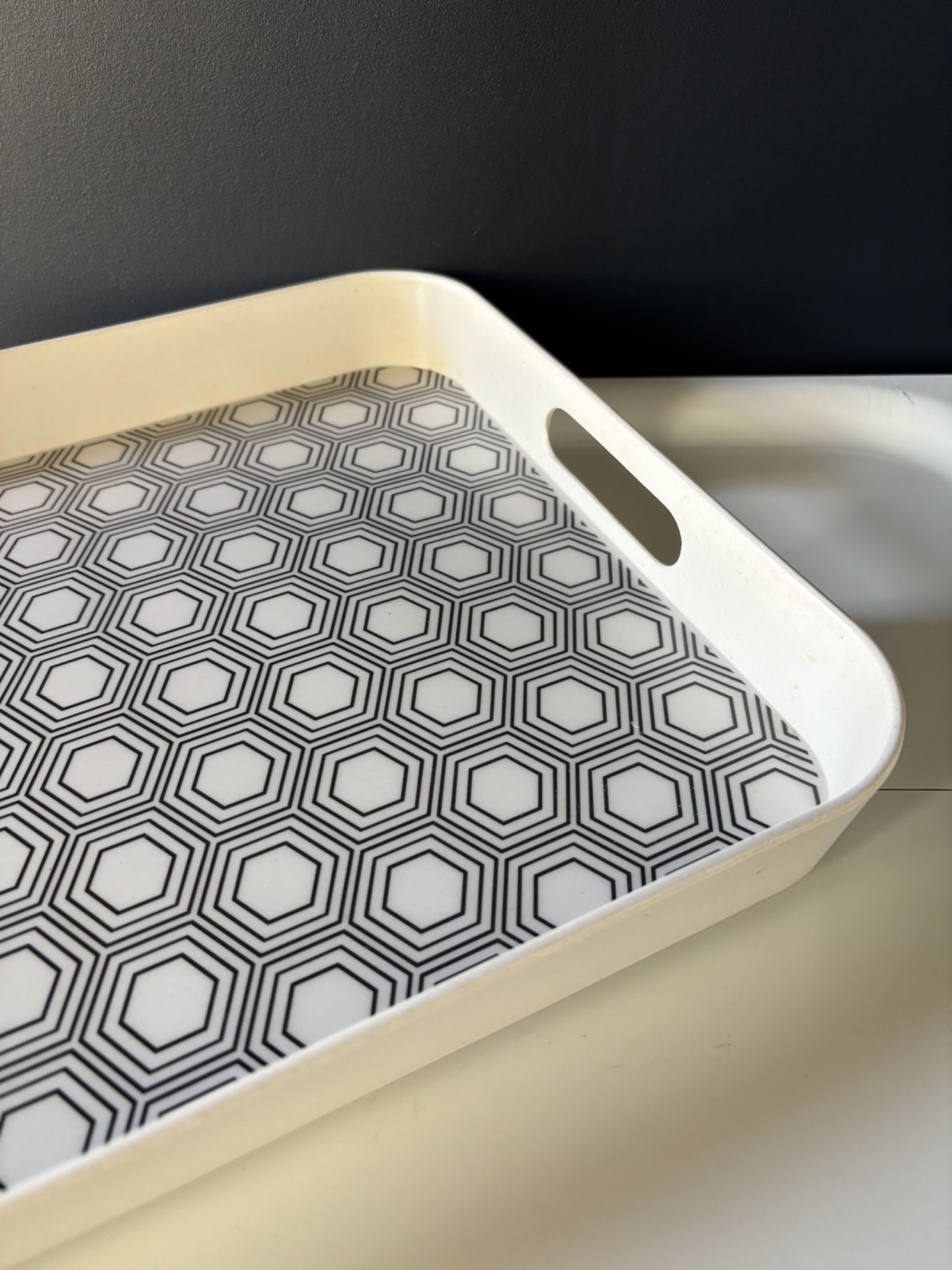Plateau vintage noir et blanc avec motif géométrique et poignées intégrées