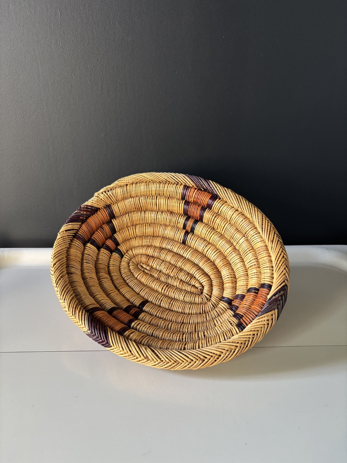 Corbeille vintage ronde en fibres naturelles tressées motif spiralé