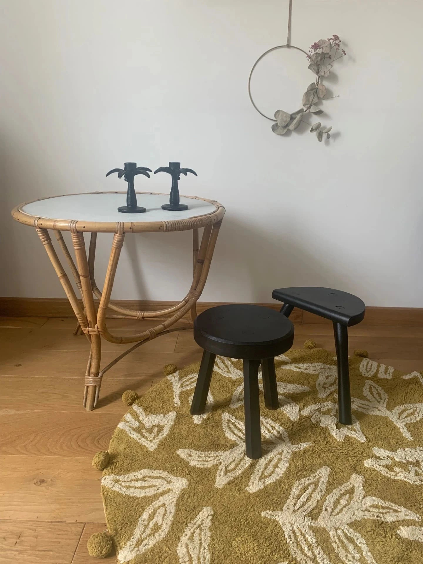 Table en rotin vintage et tabourets noirs dans un intérieur moderne — La Cocotte en Papier