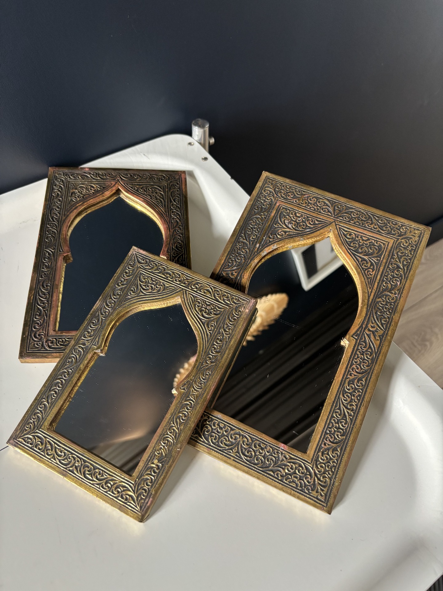 Trio de miroirs vintage esprit marocain, cadre laiton repoussé, arche moucharabieh ciselée