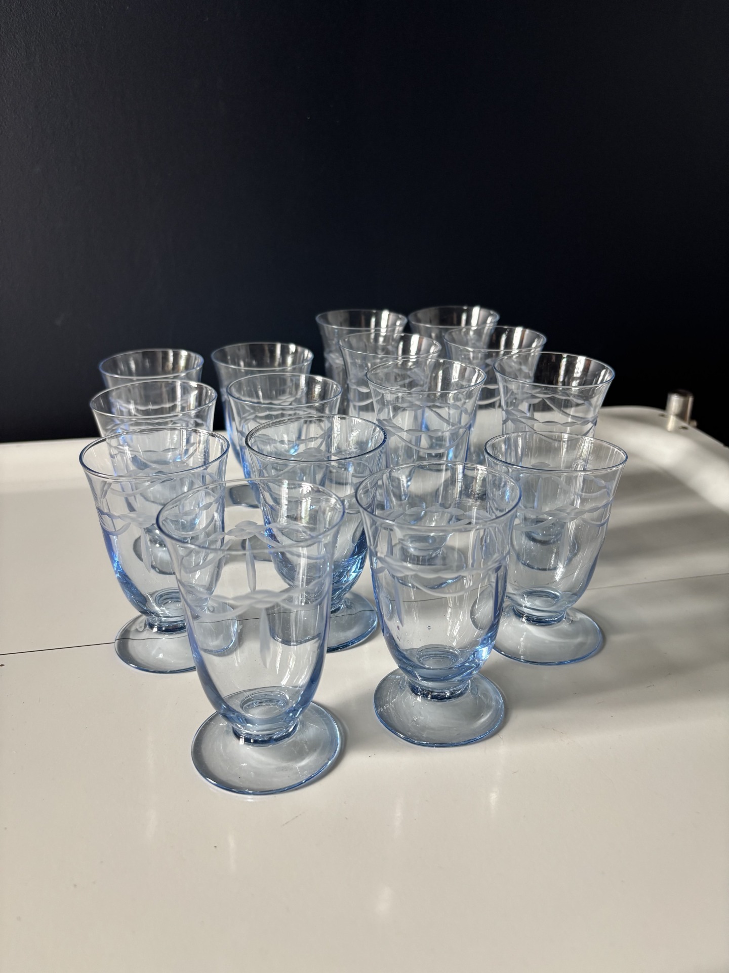  Lot de 32 verres à pied vintage en verre fin bleu glacier, frise gravée pointes de diamant, quatre hauteurs, excellent état