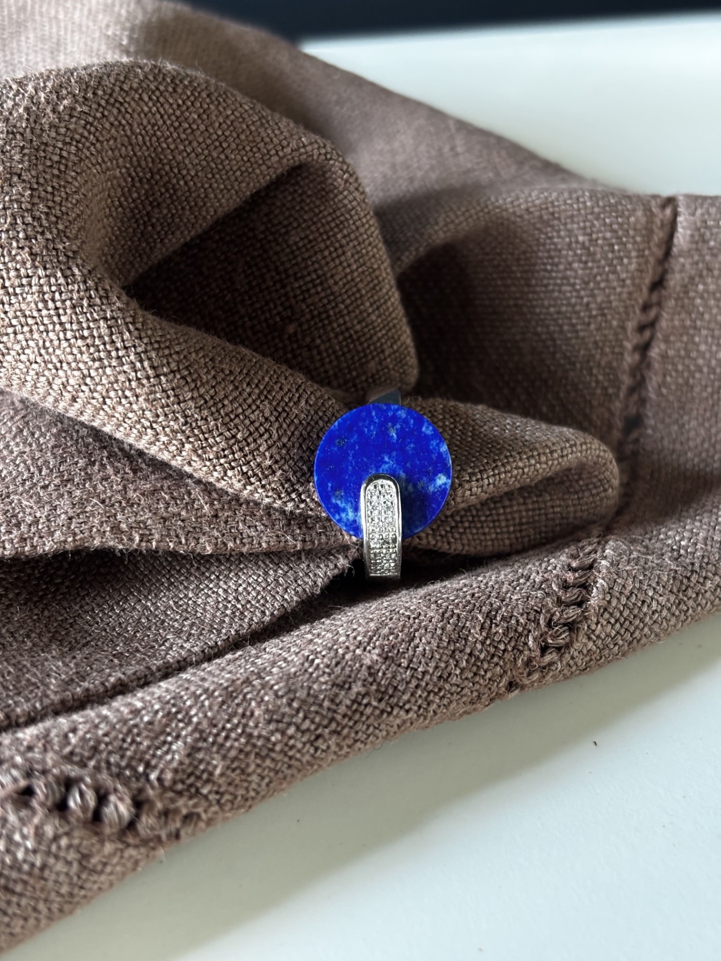 Bague vintage argent poinçonné cabochon lapis-lazuli bleu intense épaulement pavé strass taille 55