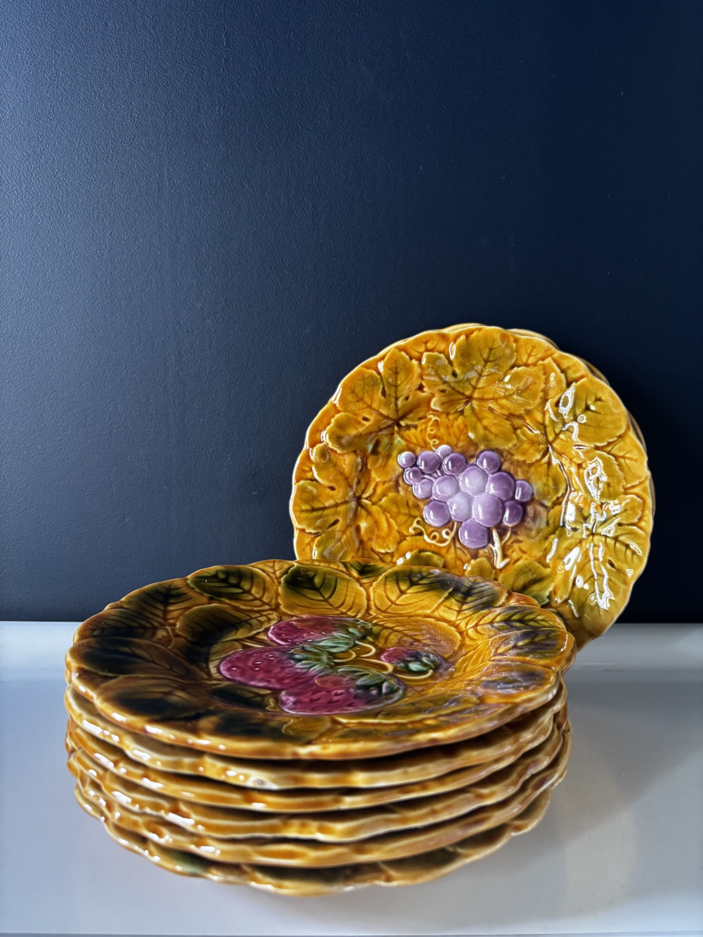 Lot 8 assiettes barbotine Sarreguemines France décor fruits relief raisins cerises fond ocre ambré années 60-70