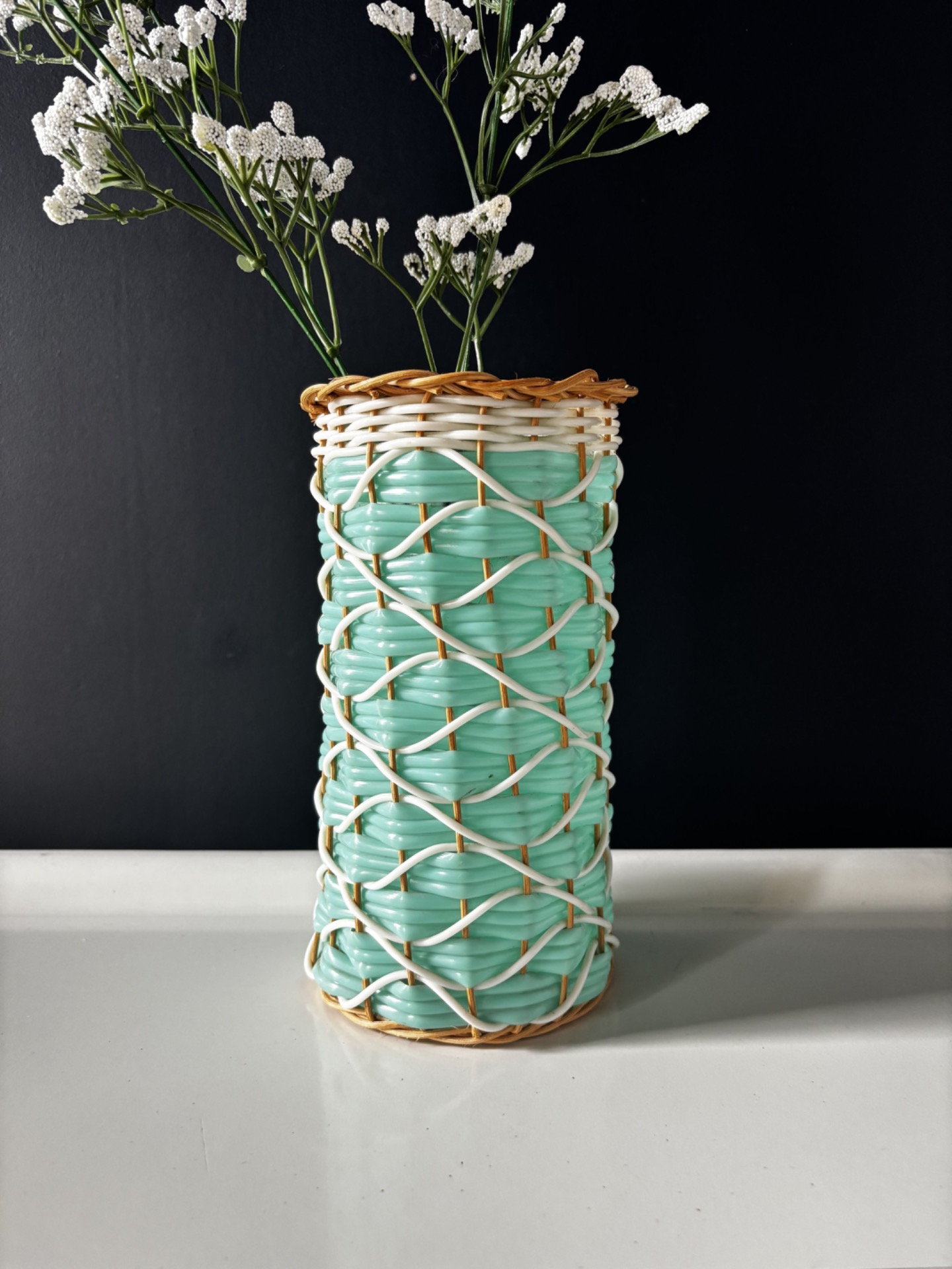 Vase vintage scoubidou tressé vert céladon entrelacs blancs rotin naturel années 60-70 hauteur 19 cm