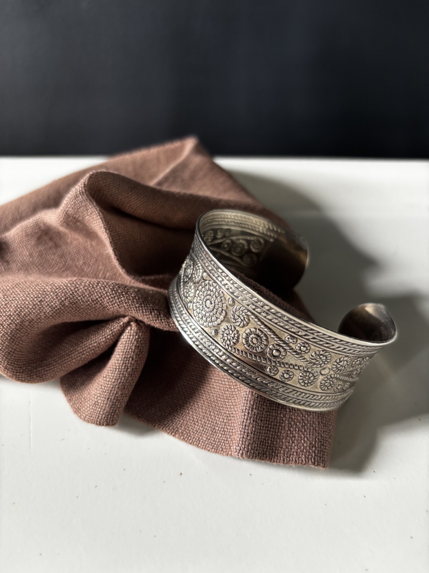 Bracelet manchette vintage métal finition argentée gravure florale géométrique style ethnique
