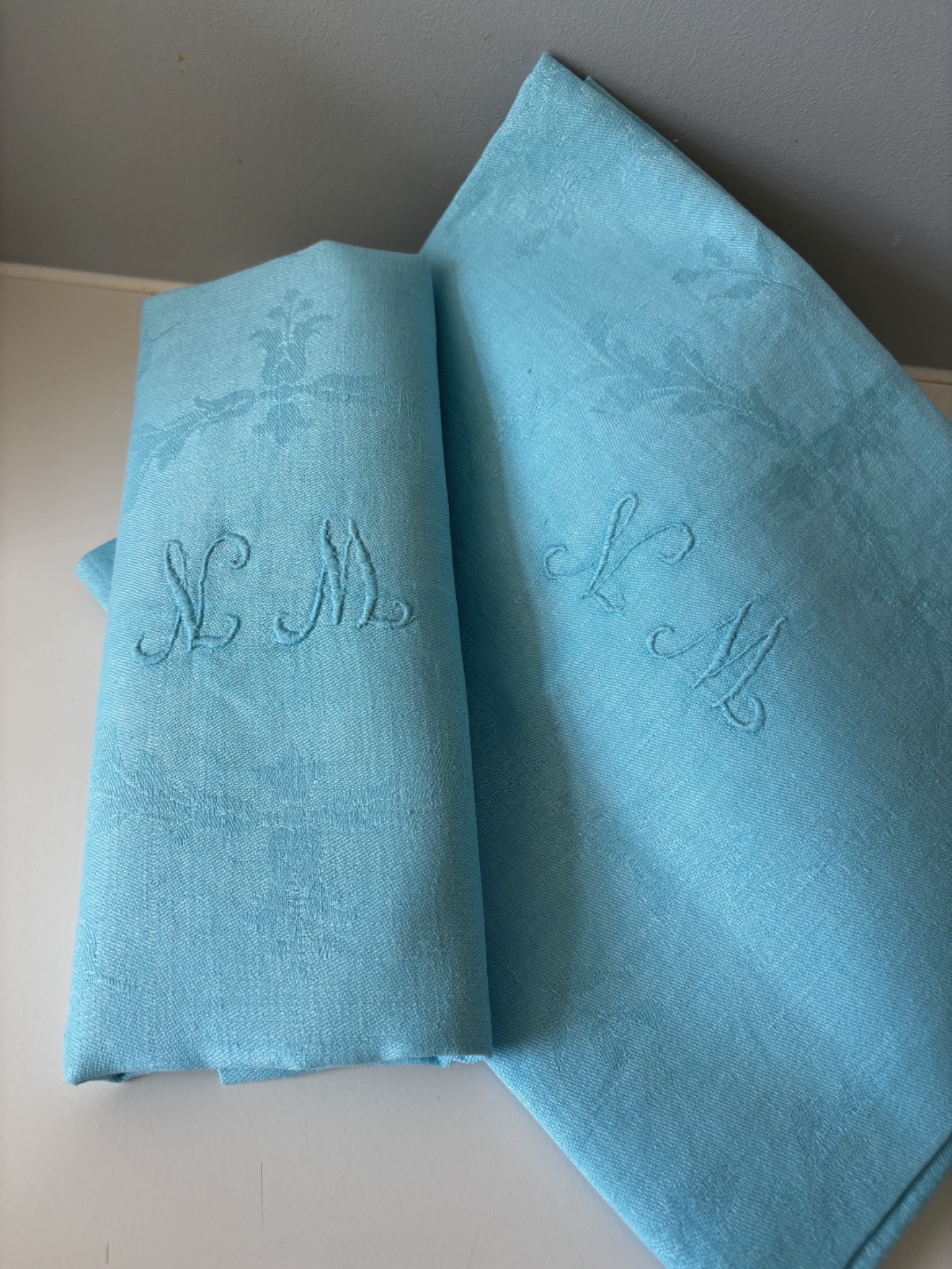 Série 4 serviettes anciennes lin damassé teinté bleu turquoise monogrammes brodés NM LM