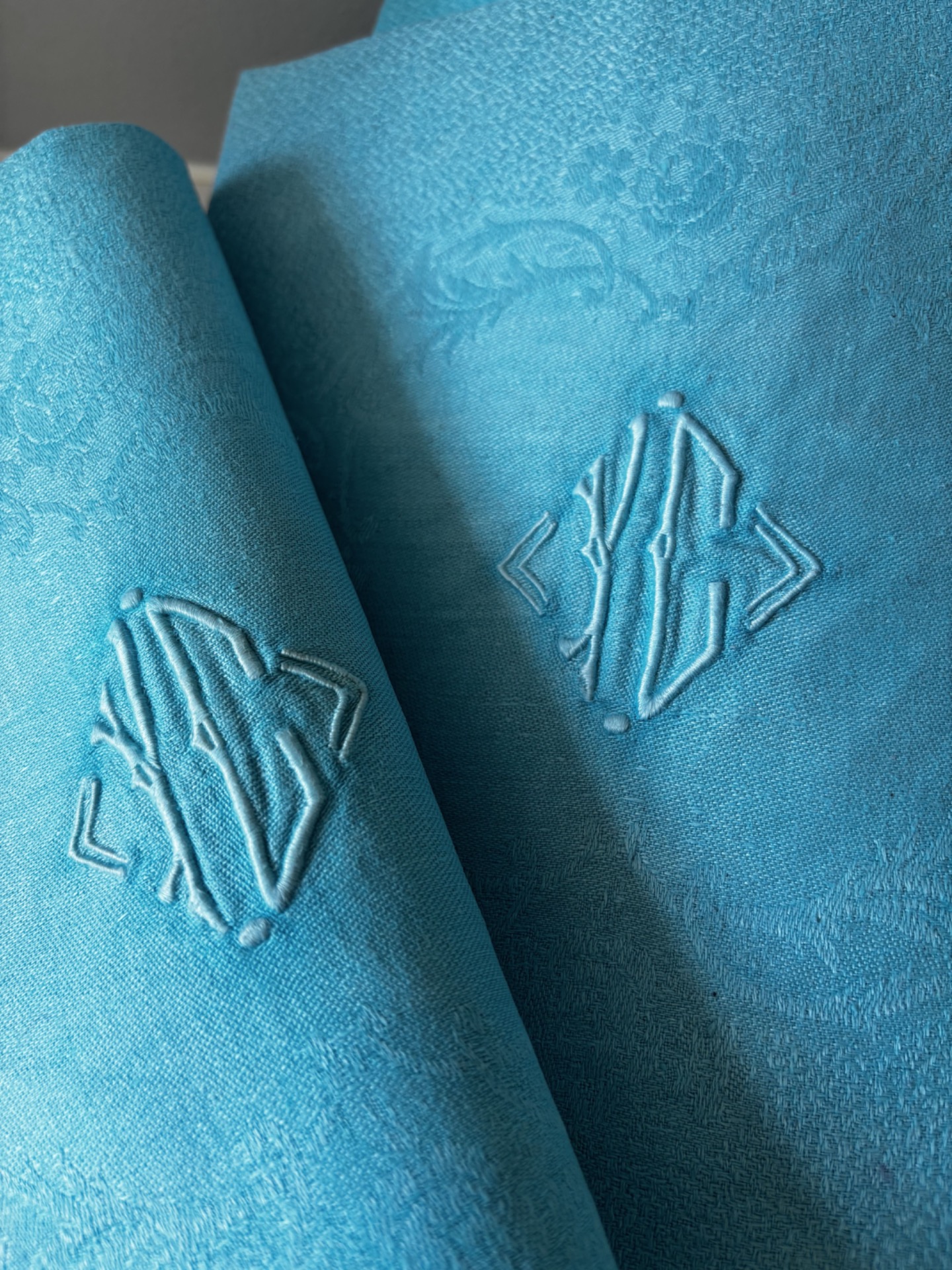 Série 4 serviettes anciennes lin damassé teinté bleu turquoise monogramme géométrique losange
