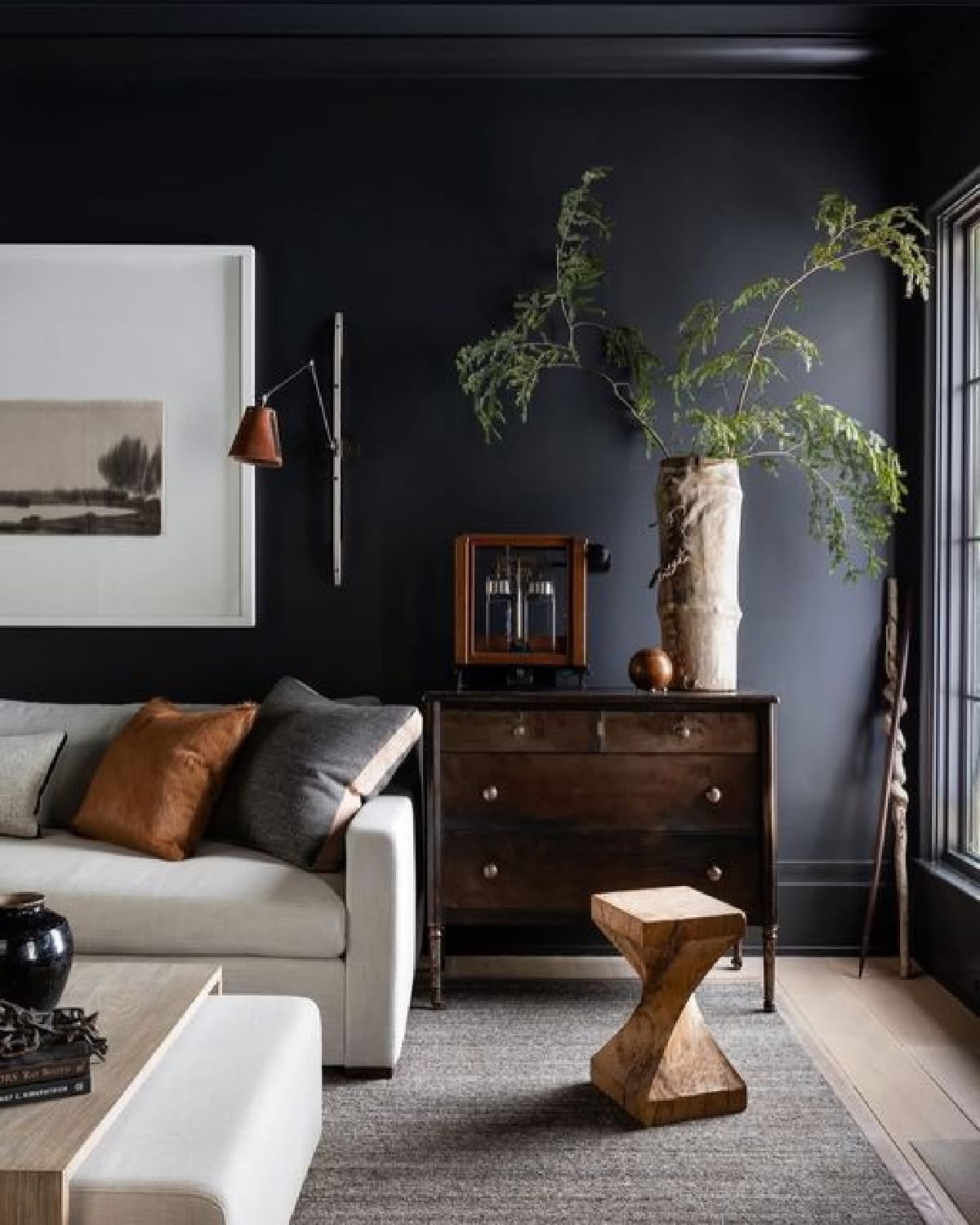 Salon aux murs anthracite avec commode ancienne et pièces contemporaines, aménagement La Cocotte en Papier