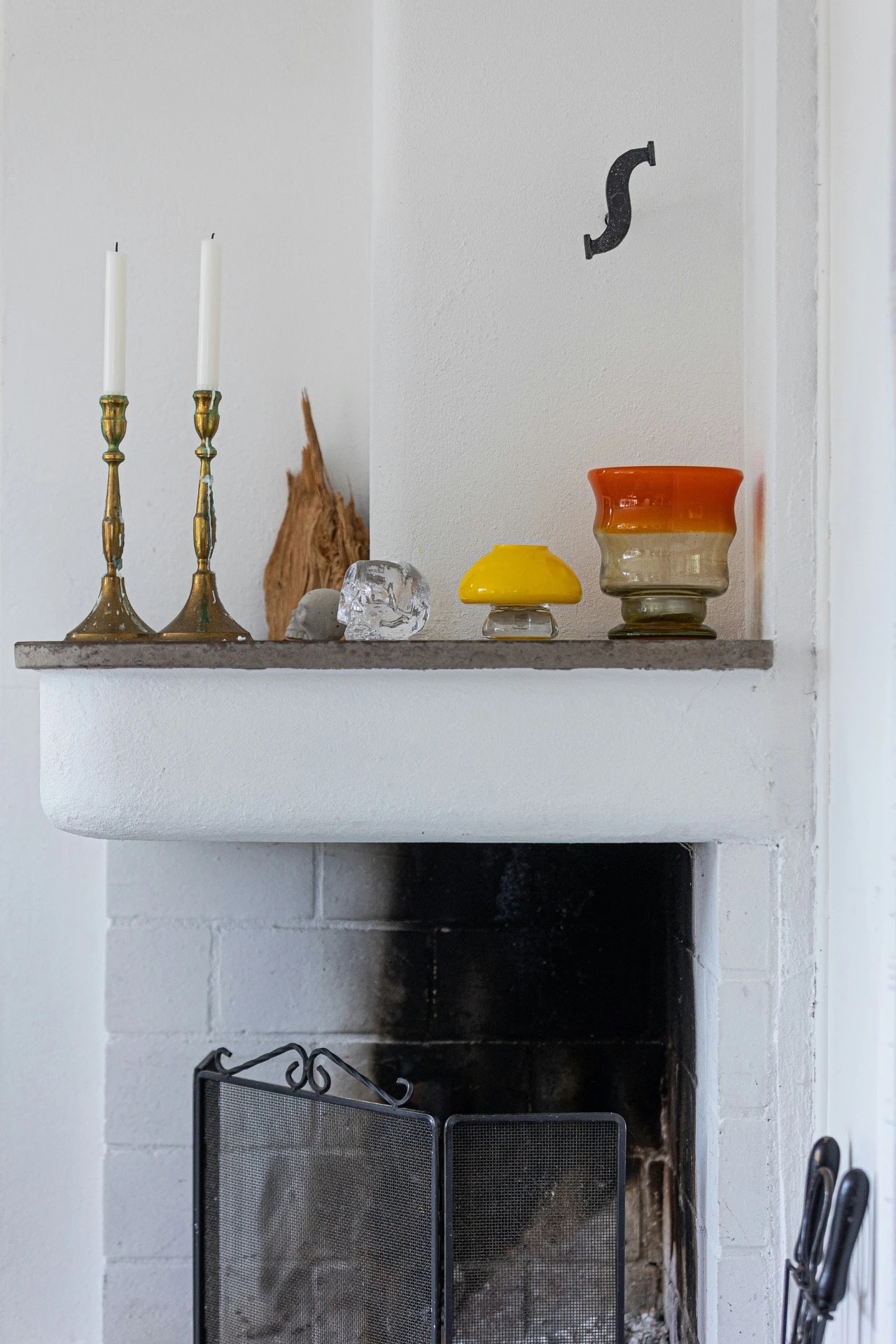 Cheminée stylée avec bougeoirs en laiton ancien et objets en verre chinés, sélection La Cocotte en Papier