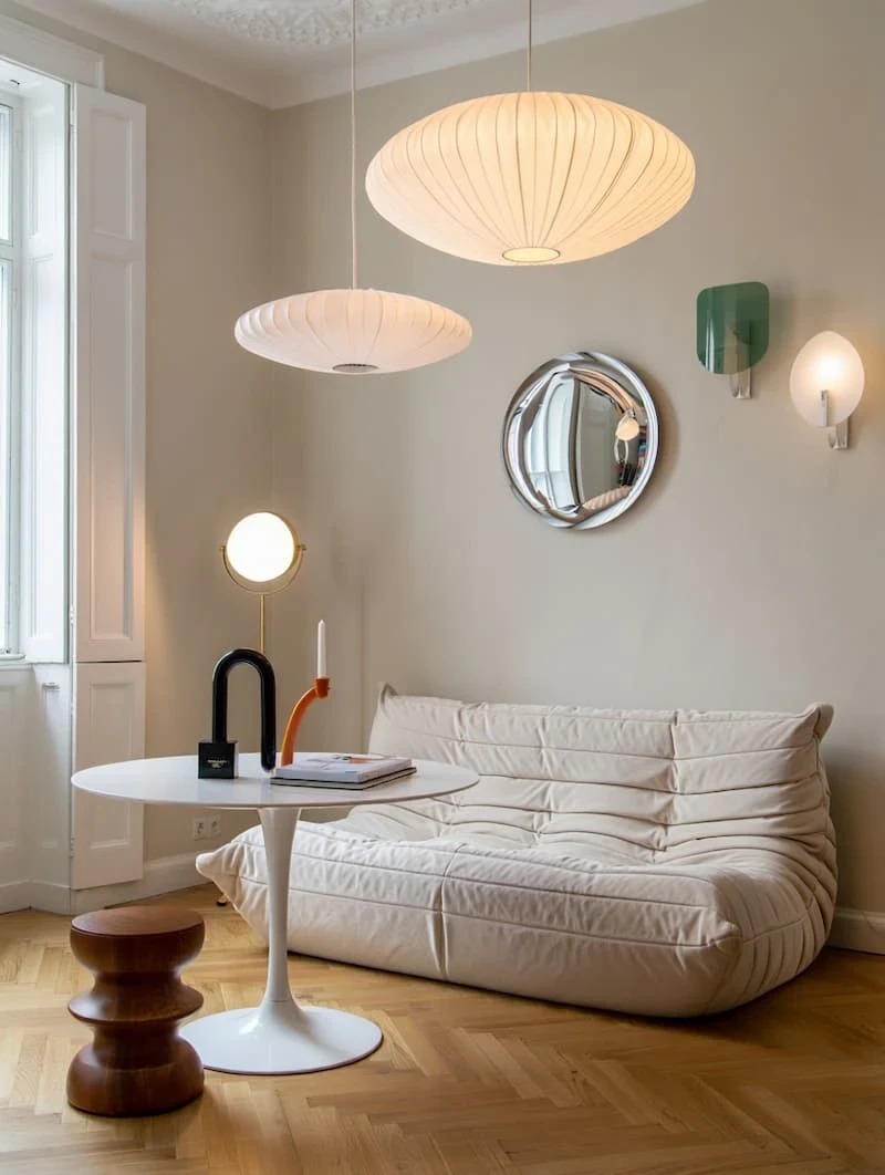 Salon clair et lumineux avec canapé Togo blanc et table Tulip, mise en valeur d'un bien à vendre, La Cocotte en Papier