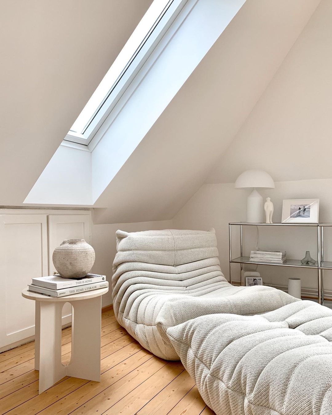 Salon baigné de lumière naturelle sous velux, mise en scène pour shooting immobilier, La Cocotte en Papier